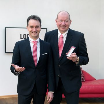 Geschäftsführer Ralf Koke und Firmengründer Dipl-Ing. Wolfgang Börsch mit der Loco-Soft App